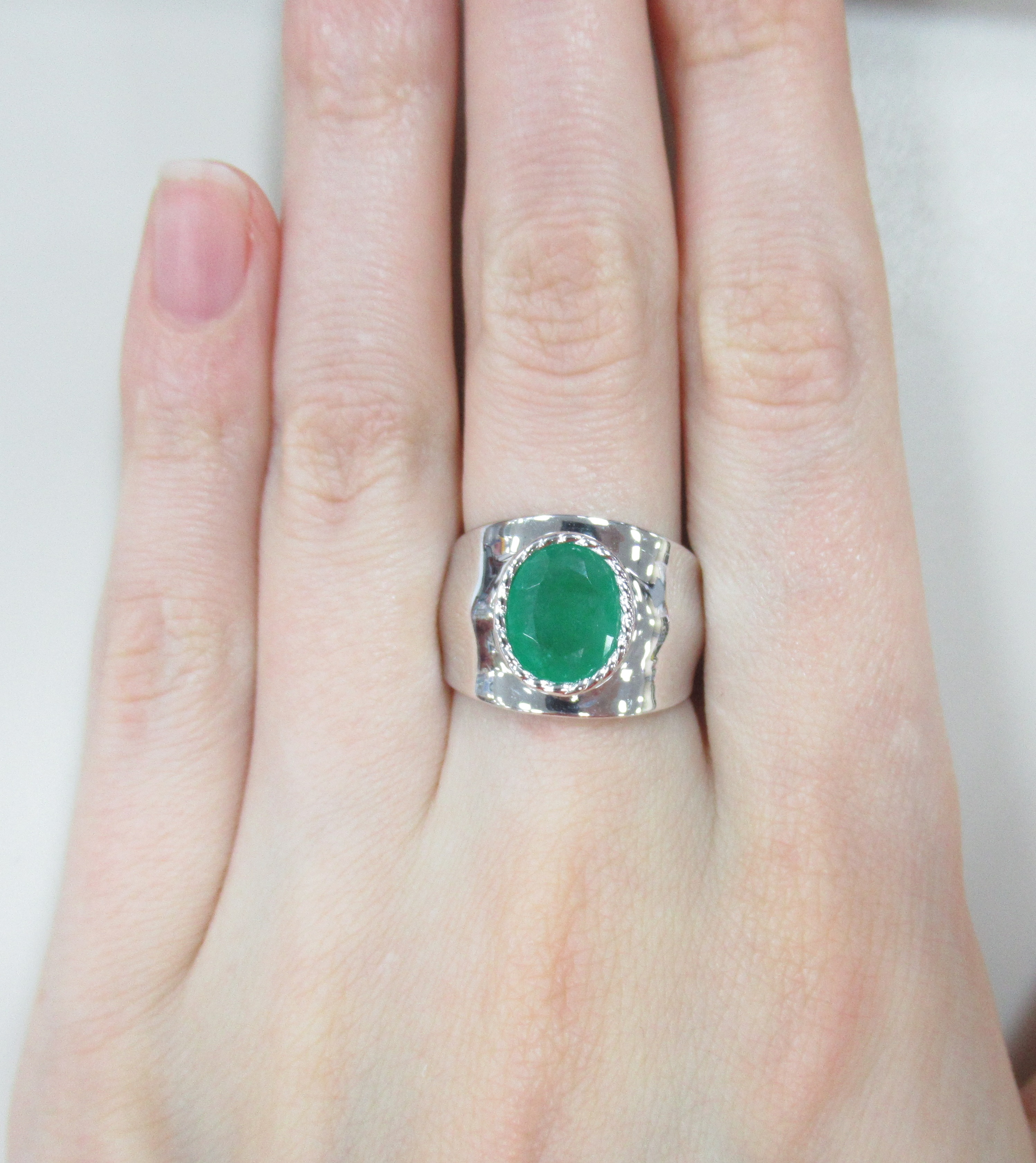 Серебряное кольцо с изумрудом